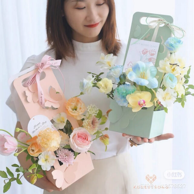 Túi giấy cắm hoa cánh bướm nhỏ